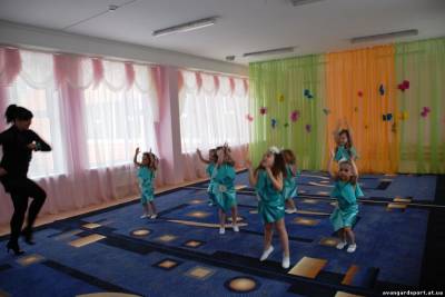 Занятия танцами в детской школе танцев Авангард