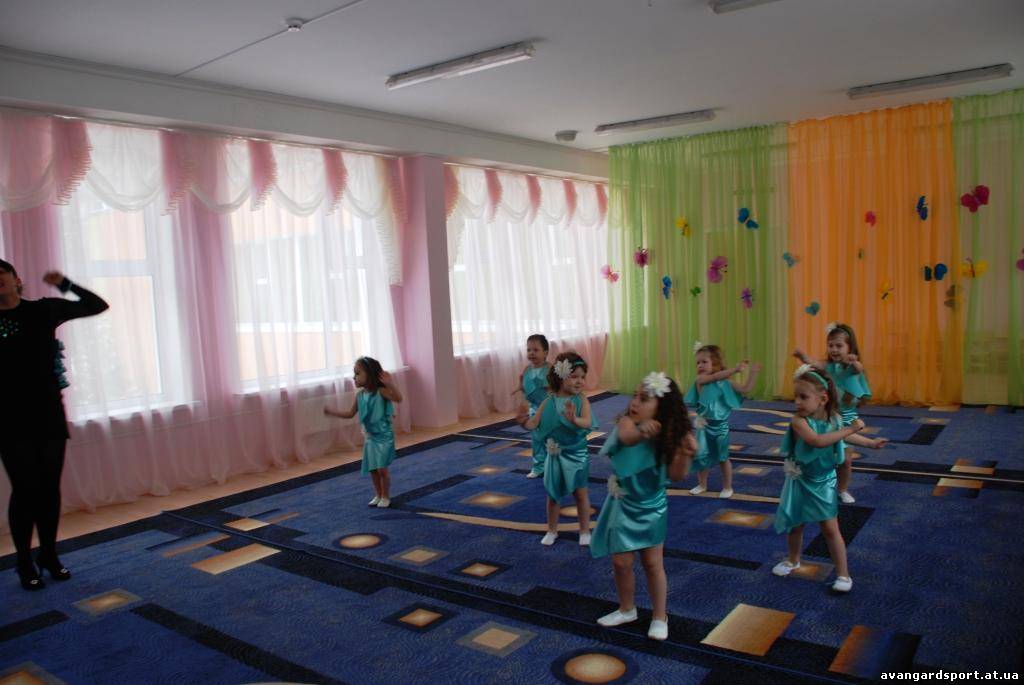 Занятия танцами в детской школе танцев Авангард